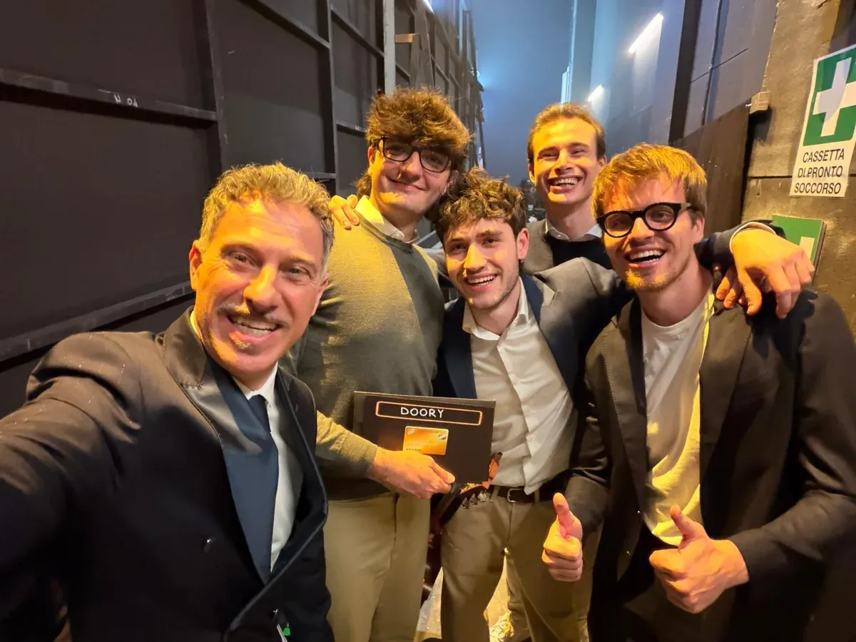 Selfie dietro le quinte di “Buy It Now”: Gabriele Corsi con il team di Dory e la busta del vincitore intestata Doory